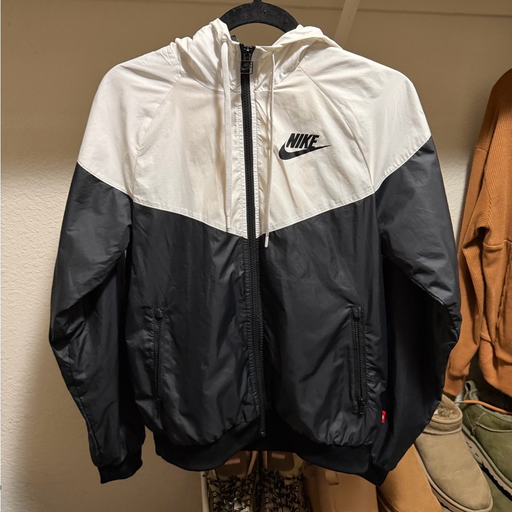 🖤🤍 Nike Black and White Windrunner Jacket